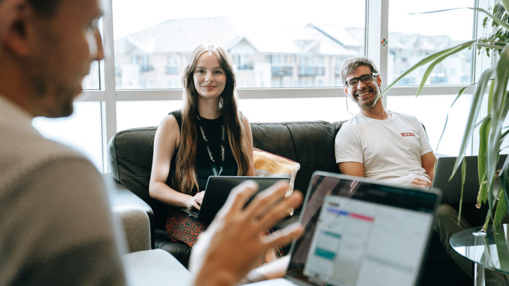 Two team members of Creditsafe working together