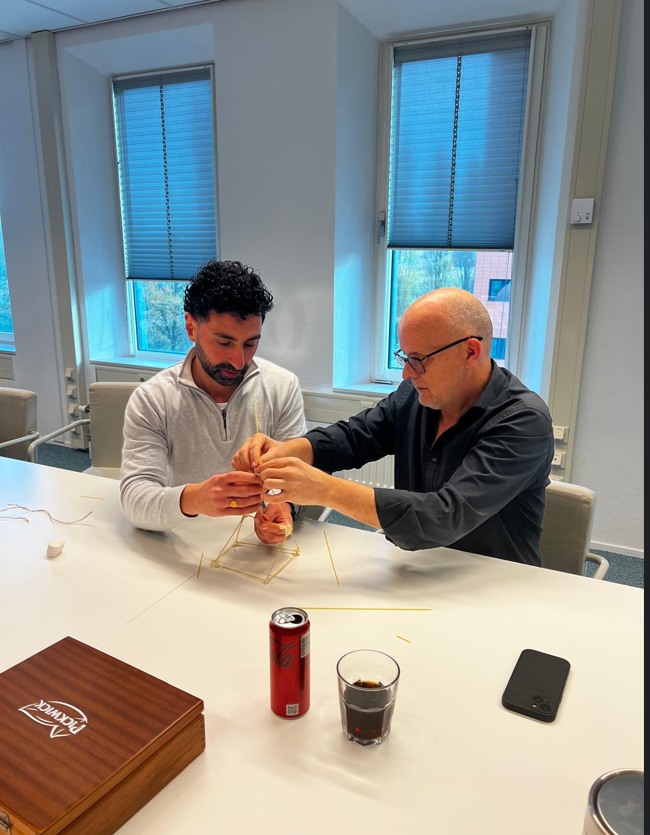 Teamleden van Creditsafe Nederland werken samen op kantoor
